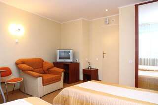 Отель Slavinasport Hotel Жлобин Двухместный номер с 2 отдельными кроватями и душем-1